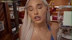 Reproducir El pervertido asunto de Abella Danger: Nena infiel chupa una gran polla antes de tener sexo en el baño a lo perrito con un camarero afortunado