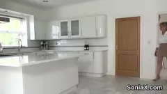 Redare MILF căsătorită infidelă Gill Ellis se masturbează cu sânii ei uriași și cu cutul greoi într-o scenă de realitate