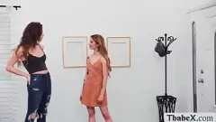 Afspelen Rondborstige ts Jade Venus en Vanessa Vega in een wilde trio shemale seks sessie met deepthroating en grote pik actie