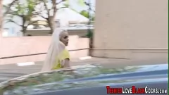 Jouer La jeune pute blonde Elsa Jean aux petits seins prend une grosse bite noire dans une action interraciale hardcore