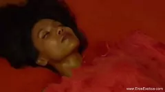 Odtwórz Przeżyj najwyższą zmysłową rozkosz: miłośnicy międzyrasowi oddają się masażowi erotycznemu, lodzikowi i przyjemnościom analnym