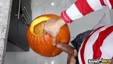 Afspelen Halloween-seks met een nymfomane jongen
