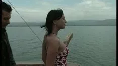 Ella chupa la polla en el barco y se la follan por el culo en muchas posiciones