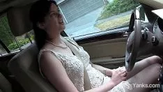 Babe si strofina la figa al volante dell'auto