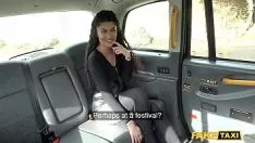 Abspielen Inder mit großen Titten und prallem Arsch hat Sex im Taxi