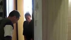Reife Frau mit Herden an der Muschi geht 3 Stockwerke hinunter, um Sex mit der Nachbarin von unten zu haben