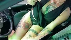 Jouer Milfa pleine de tatouages ​​ayant des relations sexuelles dans la voiture avec un mécanicien