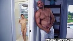 تشغيل يقفز على الأريكة ويأخذها إلى الديك بعد خروجه من الحمام