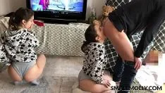 Reproducir dos hermanas chupan la polla de un amigo