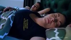 Sexo com Lenuta fodido por seu namorado quando ela dorme