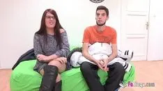 Abspielen Brünette Brille springt in den Lusthahn