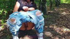 Abspielen Masturbation mit Spritzern im Wald für die schöne Brünette