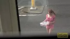 Jouer La jeune femme au décolleté généreux fait la patte de sa meilleure amie
