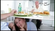 Oynat Anne, Kızının Arkadaşını Xxx'in Önünde Sikiyor