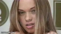Jouer La bellissima ragazza si masturba su una sedia