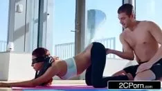 Reproducir La chica que experimenta sexo con dos profesores de yoga