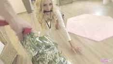 تشغيل يجب أن تشرب نائب الرئيس بعد أن يمارس الجنس معها كثيرًا في بوسها