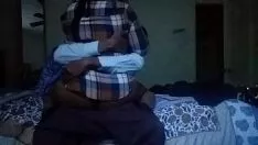 تشغيل هذا كس ضيق وجيد يرتدي تنورة قصيرة جدا