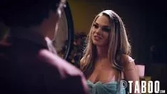 Reproduzir Um jovem enfia os dedos na buceta dessa milf loira que nunca fez isso antes