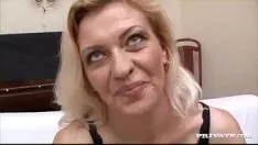 Reproduzir Mulher alta com seios muito pequenos sentada no pau de dois homens que querem transar com ela