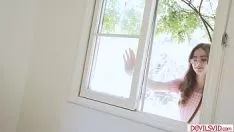 Jouer Elle a l'habitude d'entrer dans les toilettes des hommes et de mendier sa bite