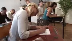 Orgía sexual con mujeres y hombres muy excitados montándoselo en grupo