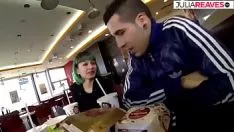 Oynat Ağzı bir restoran tuvaletinde horozu çok iyi alıyor