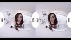 Jouer La brune en envie de se masturber qui veut se masser entre ses jambes