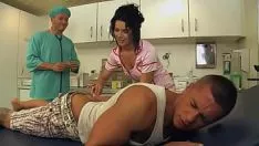 تشغيل إنه الوقت الذي تمارس فيه الممرضات الجنس مع المرضى
