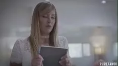 Reproducir La rubia que tiene unos pechos muy bonitos quiere ser regulada por un hombre superdotado