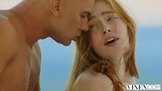 Abspielen Die Blondine hat den rundsten und sexysten Hintern, den Sie je gesehen haben, und das will sie auch