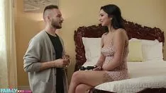 تشغيل كانت تلعب لعبة على الهاتف عندما تم اغتصابها من الخلف