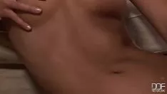 Son petit cul est parfait pour pénétrer et elle a vraiment envie de cette brune