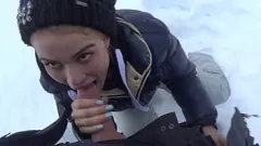 Jouer Un moniteur de ski partage une grosse bite avec une étudiante blonde coquine dans la neige