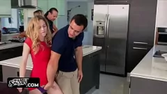 Afspelen Kleine blonde tiener trekt in het geheim haar taboe-stiefbroer af tijdens een familiediner
