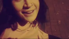 Abspielen Öffentliche MILF-Begegnung: Alia Dream lutscht zum ersten Mal einem Fremden einen