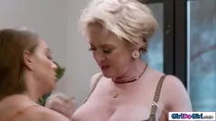 Abspielen Fingerbanging-Spaß: Lesbische MILF-Stiefmutter und Stieftochter im Jahr 69