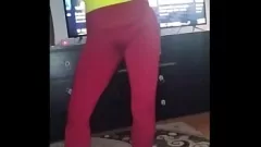 Jouer La salope européenne SunitaC danse en leggings rouges