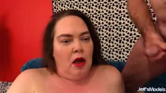 Jouer La MILF paffuta BBW Darling Geisha fa un pompino intenso e cavalca un grosso cazzo