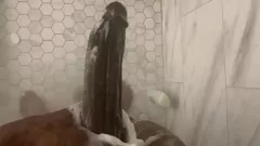 تشغيل نجمة البورنو السوداء تعطي ابنة الزوجة مفاجأة للاستحمام