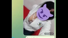 Reproduzir Adolescente obediente Linda: Compartilhando suas fotos travestas no chat