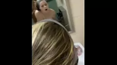 Abspielen Blonde und Brünette in einer rauen interracialen Begegnung im öffentlichen Badezimmer