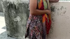Jouer Horny Indian MILF ne peut pas résister à Big Dick en public