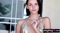 Jouer La brune maigre Lilit Ariel expose ses petits seins et sa chatte rasée