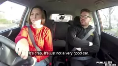 Jouer Big titted brunette obtient la voiture POV baise par l'instructeur