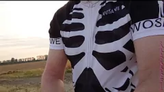 Abspielen Haariger molliger Amateur, der auf dem Fahrradfahren im Wald freigelegt ist