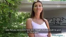 Reproducir Satisface a su esposa con una follada en el parque sexo en público