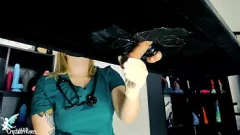 Oynat Yaramaz sarışın hemşire oyuncakları ve masa sağım fantezisi