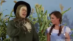 Redare Teen Pornstar și MILF Flight Flight sunt obraznice în parodia de comedie TV de epocă