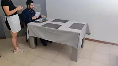 Redare Chelneriță cremă de păsărică devine cumshot intern lipicioasă la locul de muncă